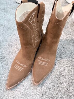 Pointed Toe Suede Western Ankle Boots - Chestnut Brown